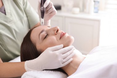 Güzellik salonunda mikro işlem gören bir kadın, yakın plan.