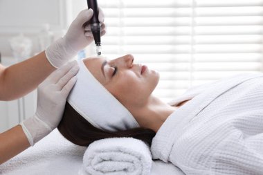 Güzellik salonunda mikro işlem gören bir kadın, yakın plan.