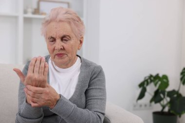Evde bilek ağrısı çeken son sınıf öğrencisi bir kadın, mesaj için yer var. Romatizma belirtileri