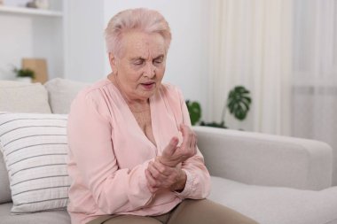 Evde bilek ağrısı çeken son sınıf öğrencisi bir kadın, mesaj için yer var. Romatizma belirtileri