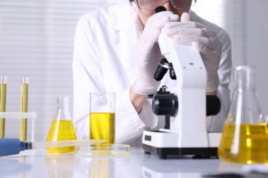 Laboratuvarda motor yağı kalitesini kontrol eden bilim adamı, yakın plan.