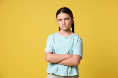 Sarı arka planda güzel bir kızın portresi.