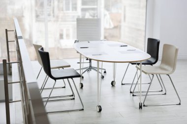 Şık sandalyeler ve ofis masası. İç tasarım