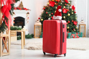 Bulanık ışıklara karşı evde Noel Baba şapkalı çanta. Noel tatili