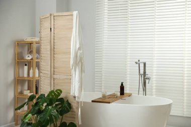 Katlanan ekran ve küvetli banyo iç dekorasyonu