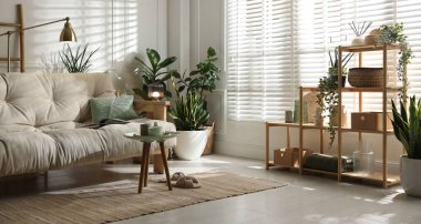 Kanepesi ve çiçekleri olan şık bir oturma odası. İç tasarım