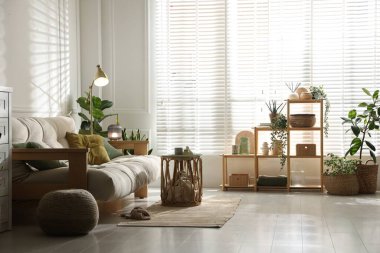 Kanepesi ve çiçekleri olan şık bir oturma odası. İç tasarım