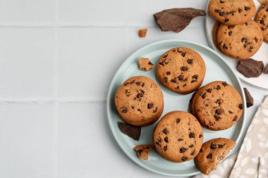 Hafif fayanslı masada nefis çikolatalı kurabiyeler, düz yatak. Metin için boşluk