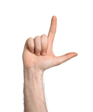 Beyaz arkaplanda bir şeye bakan adam, yakın plan.