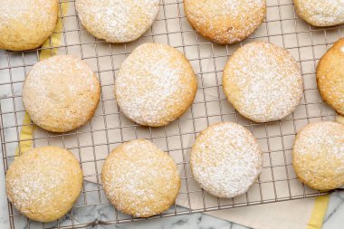 Beyaz mermer masada leziz limonlu kurabiyeler.