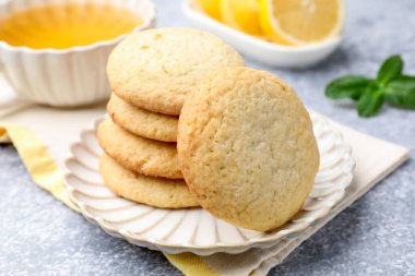 Gri masada lezzetli limonlu kurabiyeler, yakın plan.