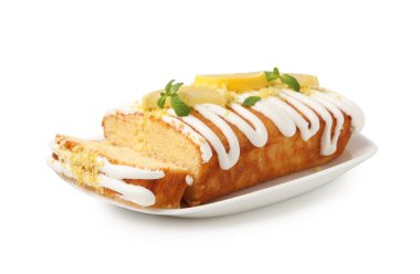 Lezzetli limonlu pasta, taze meyve dilimleri ve beyaz üzerine izole edilmiş nane şekeri.