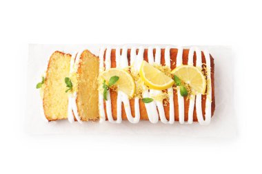 Lezzetli limonlu pasta, taze meyve dilimleri ve beyaz üzerine izole edilmiş nane şekeri.