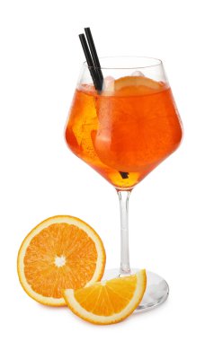 Bir bardak ferahlatıcı spritzer kokteyli ve beyaz üzerine izole edilmiş portakal dilimleri.