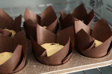 Kek yapıyorum. Fırında hamurlu kek tepsisi, yakın plan.