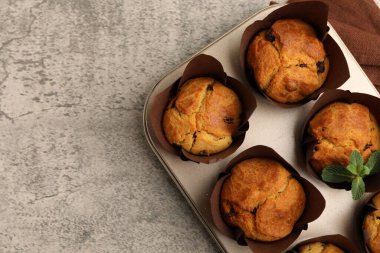 Üzümlü ve nane aromalı lezzetli kekler, üst manzara. Metin için boşluk