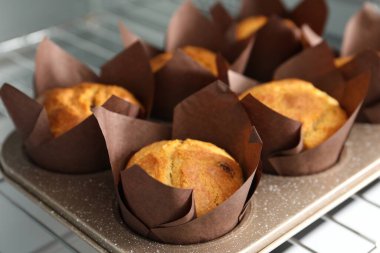 Lezzetli kekler fırında pişiyor, yakından görülüyor.