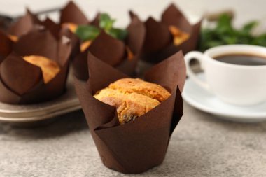 Üzümlü lezzetli kekler, nane şekeri ve kahve gri masada, yakın plan.