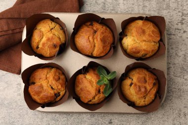 Üzümlü ve nane aromalı lezzetli kekler.