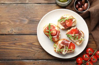 Krem peynirli, jambonlu, domatesli, roka ve zeytinli nefis bruschetalar. Metin için boşluk