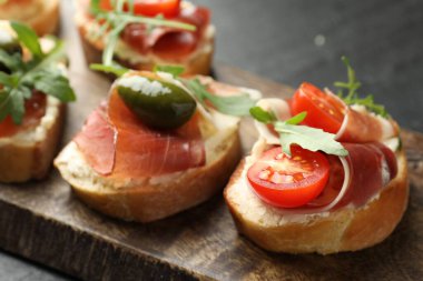 Krem peynirli, jambonlu, yeşil zeytinli, domatesli ve roka soslu nefis bruschetalar.