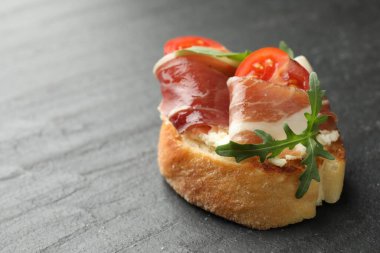 Krem peynirli, jambonlu, domatesli ve roka soslu nefis bruschetta, yakın plan. Metin için boşluk