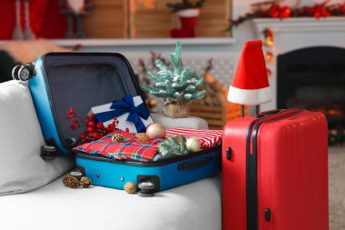 Elbiseli bavullar, hediye ve kapalı koltukta şenlik dekoru. Noel tatili