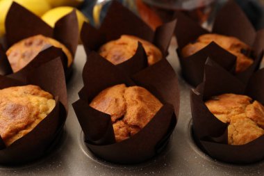 Kek tepsisinde kuru üzümlü lezzetli kekler, yakın plan.