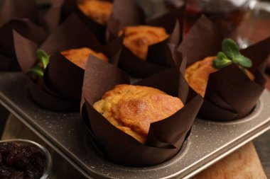 Kuru üzümlü çörekler ve çay, yakın plan.