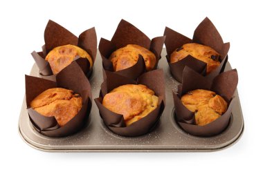 Beyaz üzerine kuru üzümlü lezzetli kekler.