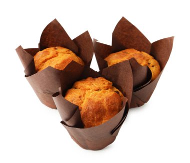 Beyaz üzerine kuru üzümlü lezzetli kekler.