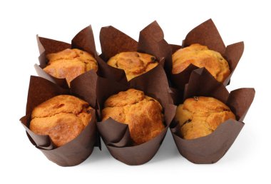 Beyaz üzerine kuru üzümlü lezzetli kekler.