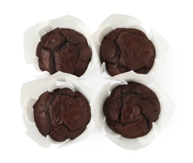 Lezzetli çikolatalı kekler, beyaza izole edilmiş, üst manzara