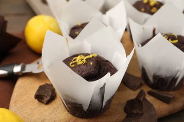 Lezzetli çikolatalı kekler, limon aromalı, yakın plan.