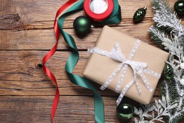 Noel hediyesi ve ahşap masanın üstünde şenlikli bir dekor, düz bir şekilde yatıyordu. Metin için boşluk