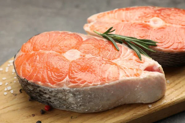 Somon fileto parçaları, masada baharatlar, yakın plan.