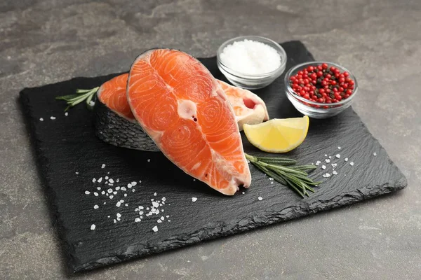 Gri desenli masada baharatlı ve limonlu somon filetosu, yakın plan.