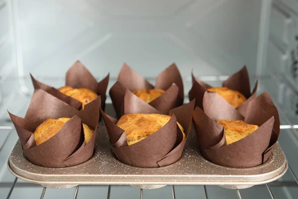 Lezzetli kekler fırında pişiyor, yakından görülüyor.