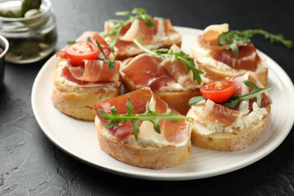 Krem peynirli, jambonlu, domatesli ve roka soslu nefis bruschettalar.