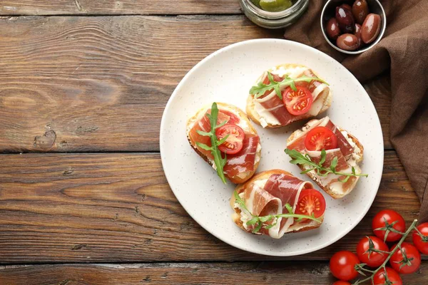 Krem peynirli, jambonlu, domatesli, roka ve zeytinli nefis bruschetalar. Metin için boşluk