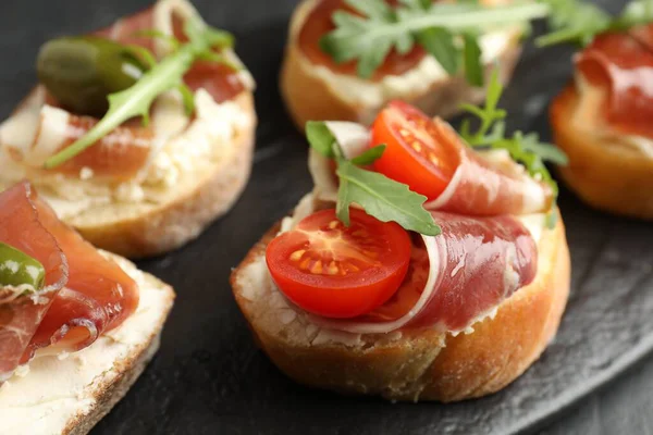 Krem peynirli, jambonlu, yeşil zeytinli, domatesli ve roka soslu nefis bruschetalar.