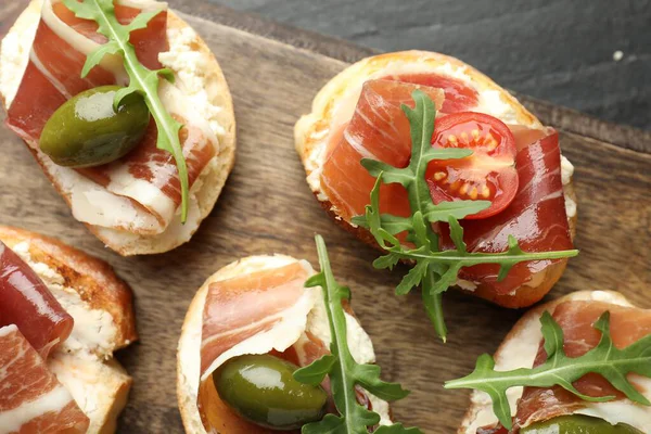 Krem peynirli, jambonlu, yeşil zeytinli, domatesli ve roka soslu nefis bruschetalar.