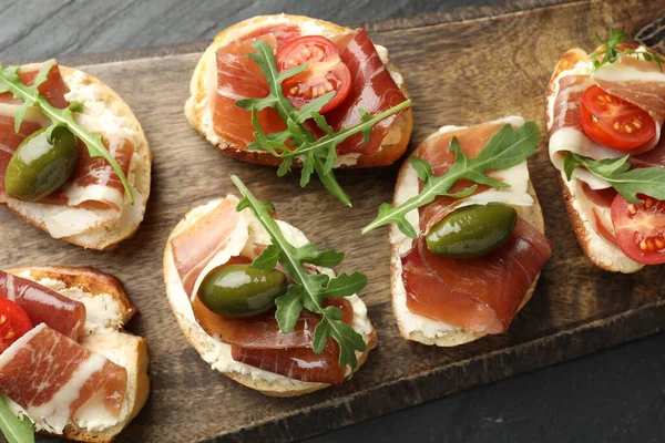 Krem peynirli, jambonlu, yeşil zeytinli, domatesli ve roka soslu nefis bruschetalar.