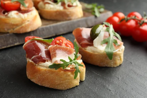 Krem peynirli, jambonlu, yeşil zeytinli, domatesli ve roka aromalı nefis bruschetalar.