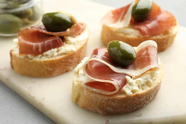 Krem peynirli, jambonlu ve yeşil zeytinli nefis bruschettalar.