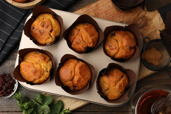 Kuru üzümlü lezzetli çörekler, nane şekeri ve ahşap masada çay, düz uzanmış