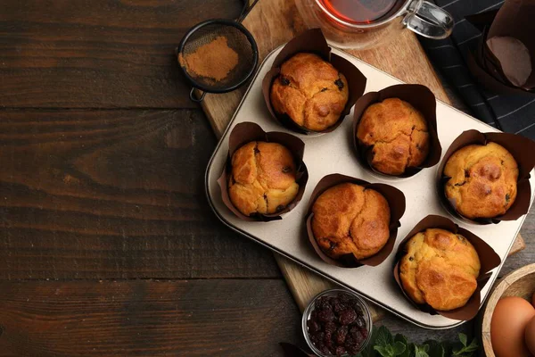 Kuru üzümlü lezzetli çörekler, nane şekeri ve ahşap masa üzerinde çay, düz yatak. Metin için boşluk