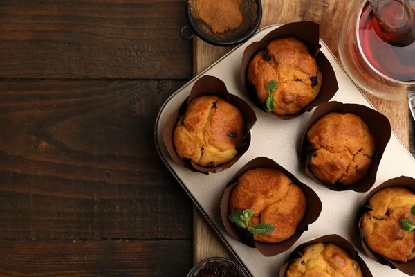 Kuru üzümlü lezzetli kekler, nane şekeri ve ahşap masa üzerinde çay, üst manzara. Metin için boşluk