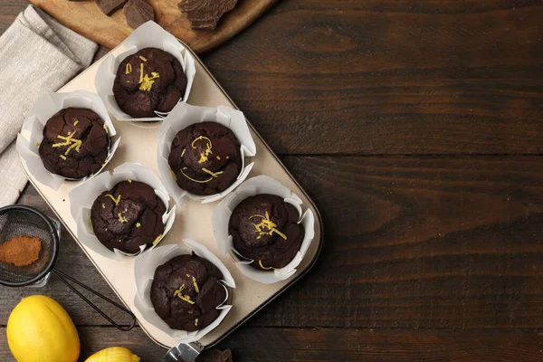 Tahta masada limon aromalı lezzetli çikolatalı kekler. Metin için boşluk
