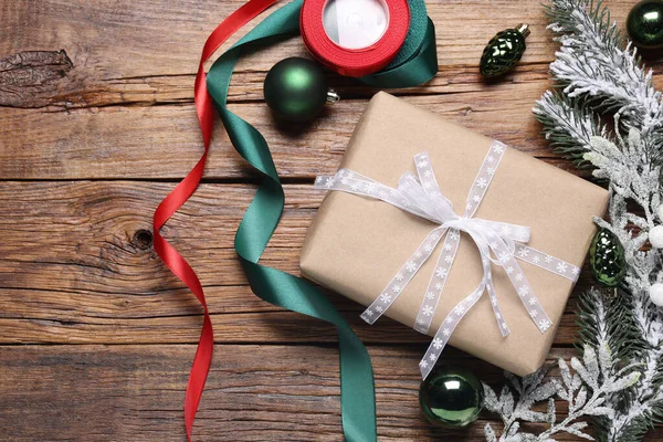 Noel hediyesi ve ahşap masanın üstünde şenlikli bir dekor, düz bir şekilde yatıyordu. Metin için boşluk